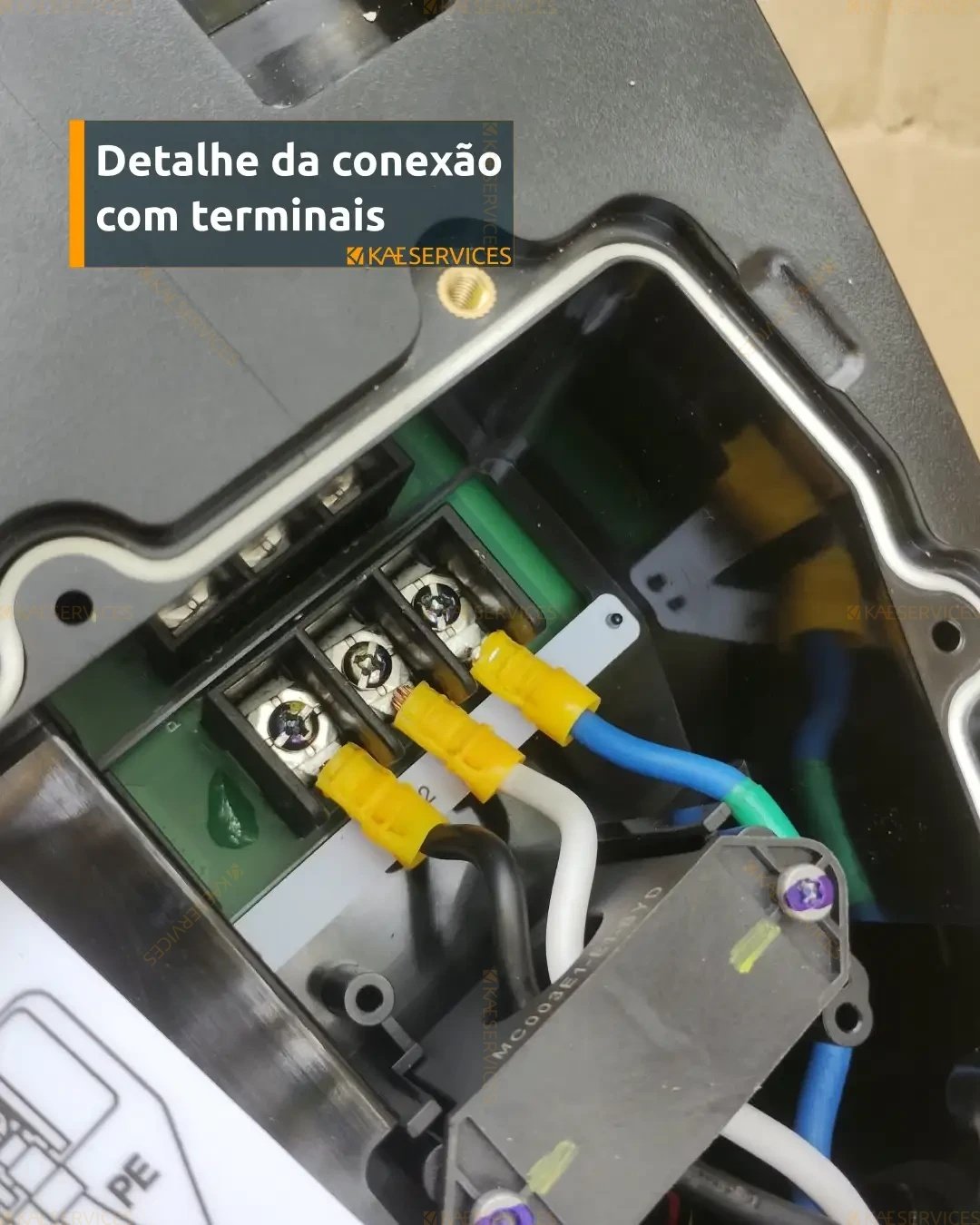 Instalação de Wallbox — detalhe da conexao com terminais